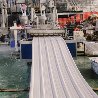 صفحه های سقف سفید 1130mm UPVC صفحه سقف پلاستیکی راه حل عایق حرارتی متناسب با نیازهای سقف مرکز تجاری